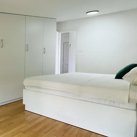 Avis Apartment *