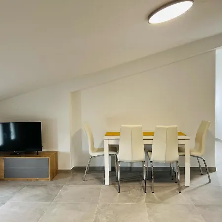 Avis Apartment *
