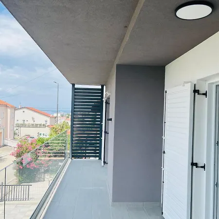 Avis Apartment