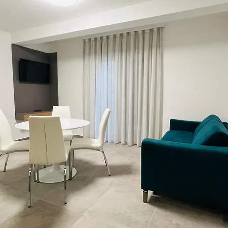 Avis Apartment *