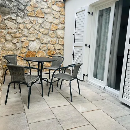 Avis Apartment