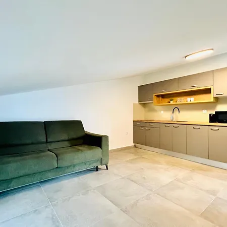 Avis Apartment