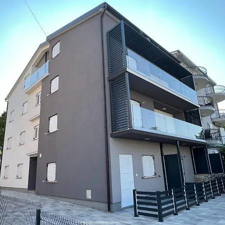 Apartament Avis *