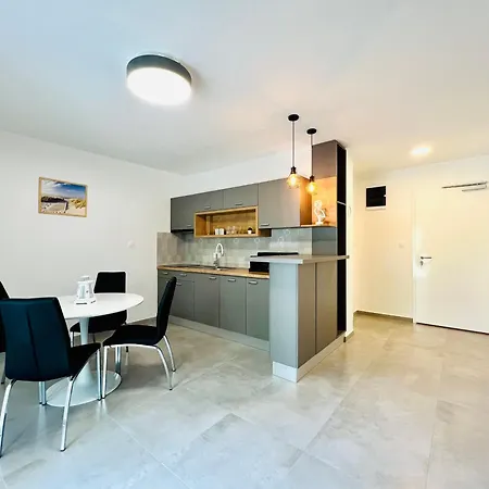 Apartament Avis *